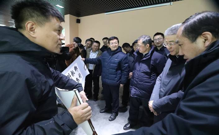 说明: C:\Users\xcb\Desktop\2023年12月26日开云手机在线登入领导向教育部副部长展示乡村振兴书法.jpg 说明: C:\Users\xcb\Desktop\2023年12月26日开云手机在线登入领导向教育部副部长展示乡村振兴书法.jpg